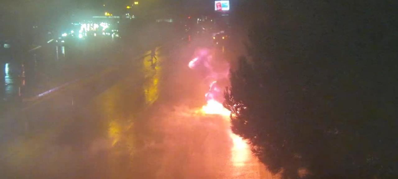 "20 Yanvar" istiqamətində maşın alışdı, sıxlıq yarandı - FOTO